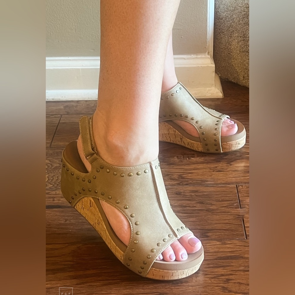 New! corkys footwear carley wedge sandal in taupe oil pu with studs - Picture 2 of 10